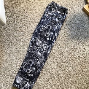 Black and white floral leggings